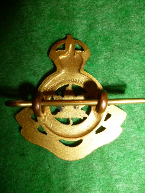 MM92 - 19th St. Catherine's Regiment Officer's Gilt & Enamelled Collar Badge